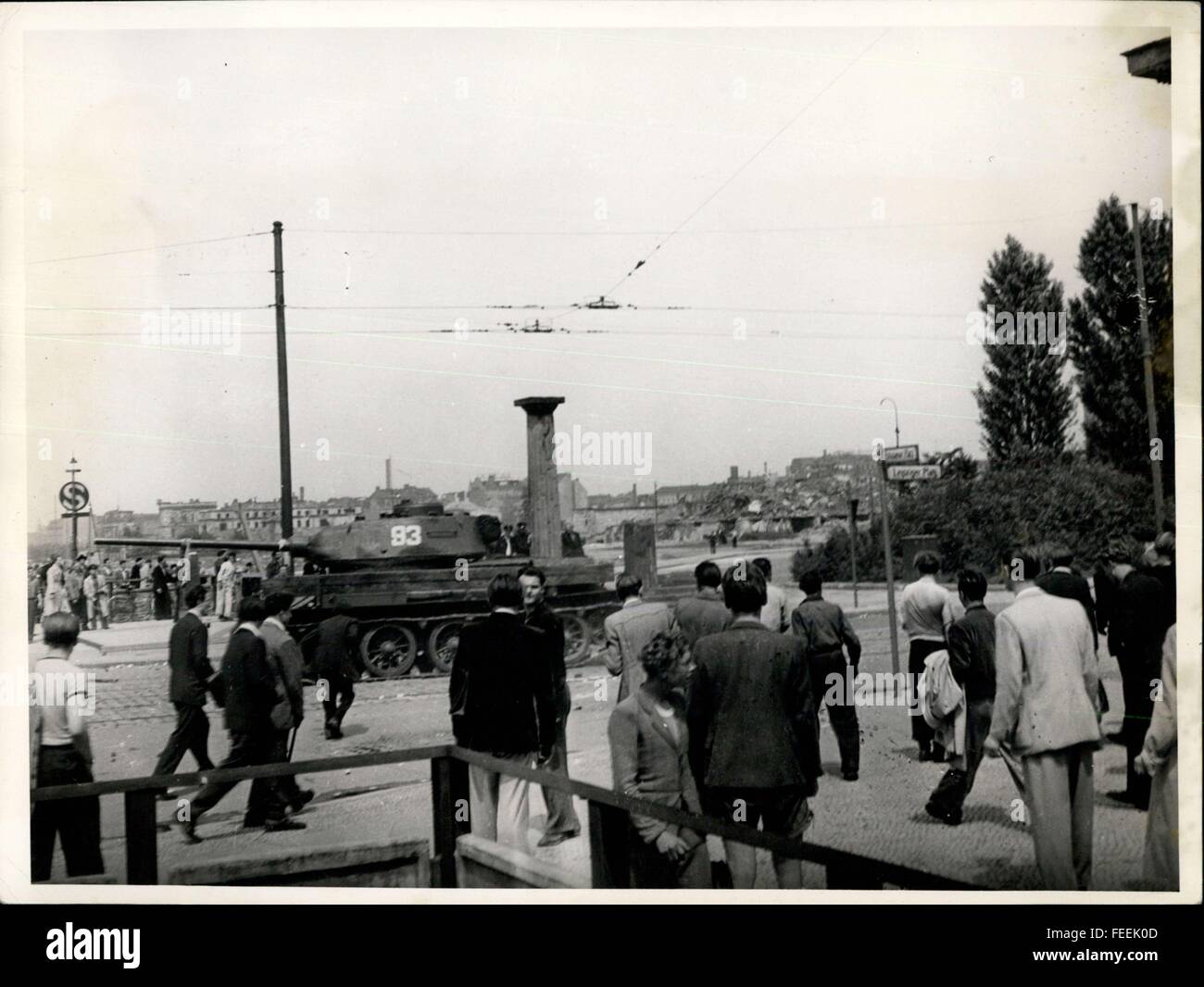 1953 - Demonstrationen und Unruhen in Ost-Berlin - sowjetischen Besatzungstruppen in Aktion gegen Zivilbevölkerung - schwere Demonstrationen gehen und Straße-Kämpfe ereignete sich in Berlin, als Arbeiter mit Wohnsitz in Ost-Berlin gegen das Regime der DDR '' Blut '' revoltierten. Darauf vertrauen, dass die sowjetischen hohen Kommissar, Semjonow, Ulbrich Regierung umgehend entfernen würde, die Arbeiter erhob sich und forderten Freiheit, Meinungsfreiheit und Deaktivierung des '' Volkspolizei ''. Zur Überraschung von vielen Demonstranten, der russischen Stadt Kommandant befahl eine Panzerbrigade in der. Ein russischer Panzer '' t-34 '' Stockfoto