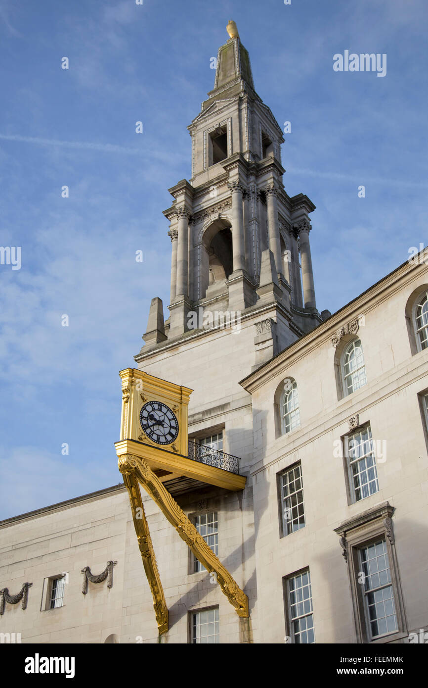 Goldene Eule und Clock im Millennium Square, Leeds Civic Hall, UK Stockfoto