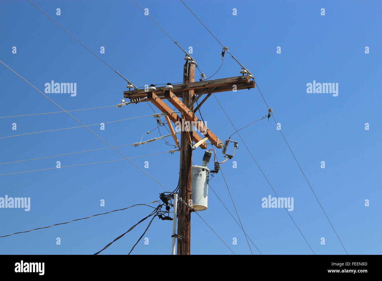 Nahaufnahme von einem Strommast mit Stromkabel Stockfoto