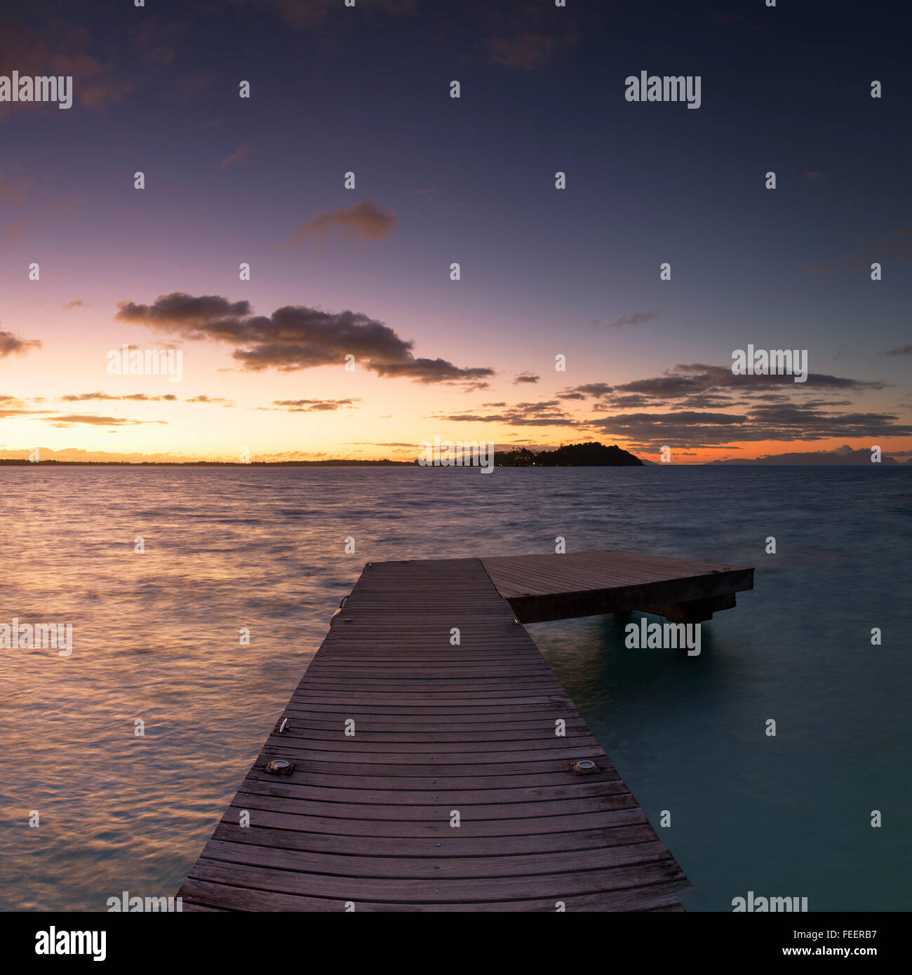 Steg und Sofitel privaten Insel in der Morgendämmerung, Bora Bora, Gesellschaftsinseln, Französisch-Polynesien Stockfoto
