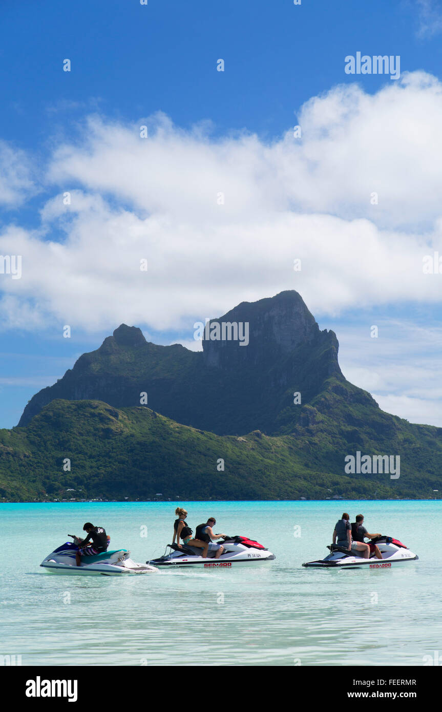 Menschen auf Jetskis, Bora Bora, Gesellschaftsinseln, Französisch-Polynesien Stockfoto