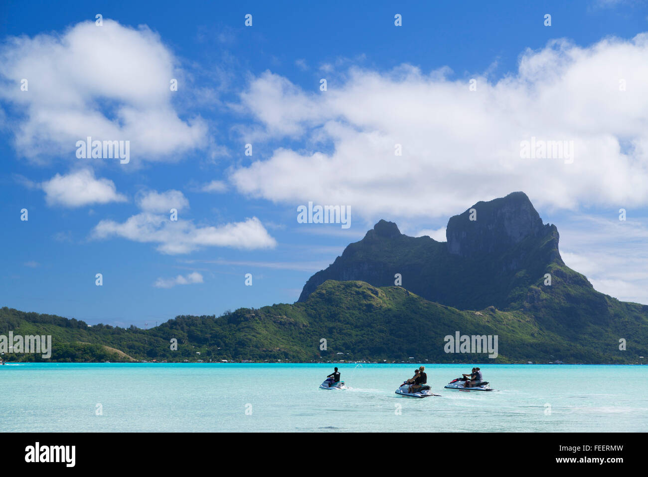 Menschen auf Jetskis, Bora Bora, Gesellschaftsinseln, Französisch-Polynesien Stockfoto