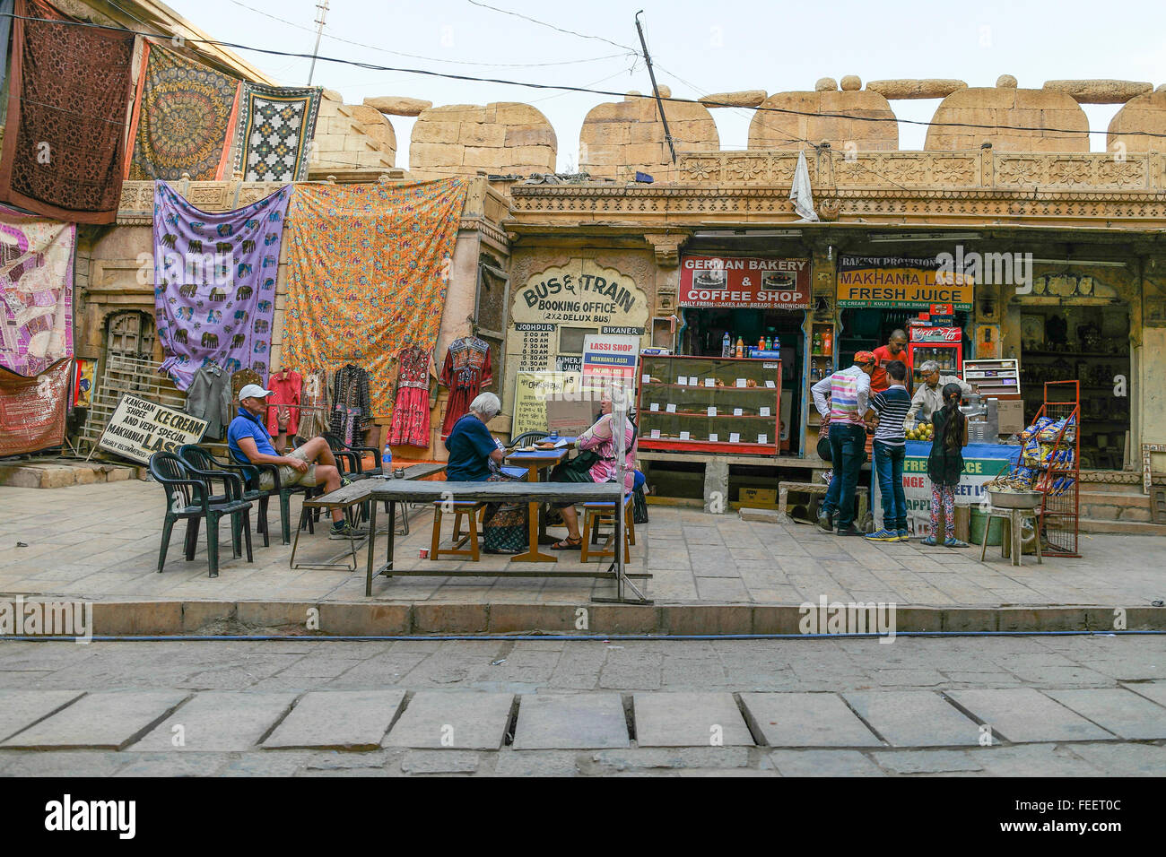 Tourist in einem der Restaurant im goldenen Fort von Jaisalmer erholend. Stockfoto