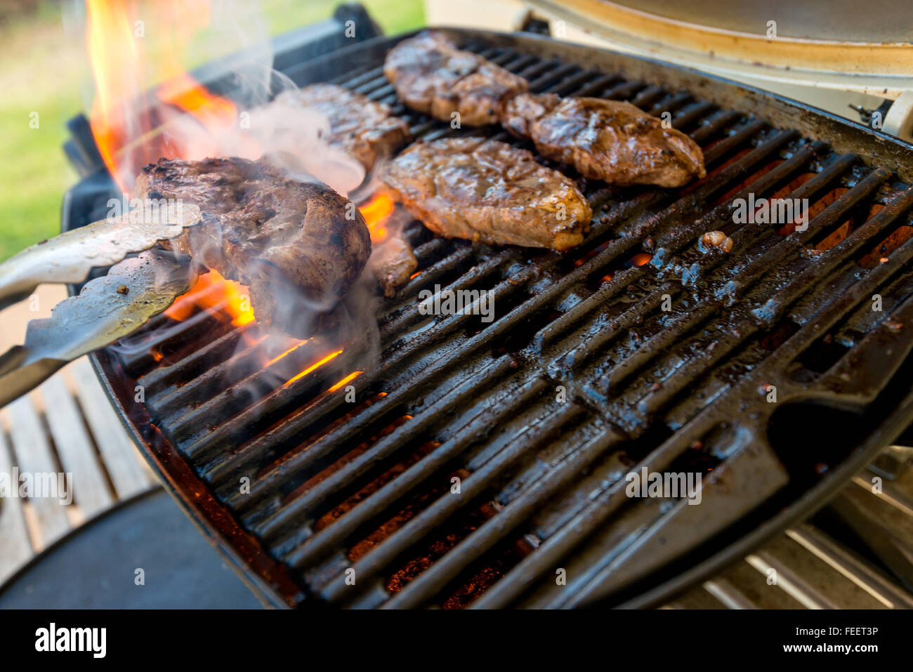 Köstliche Australia Day BBQ. Ohne Knochen Bein Stücke des australischen mariniertes Lamm gekocht auf grill Stockfoto