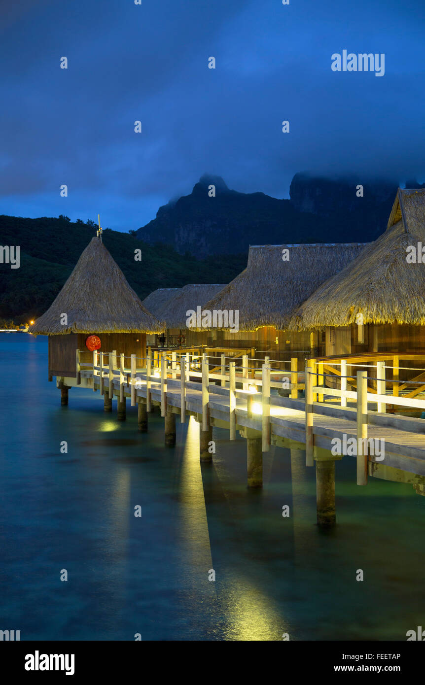 Overwater Bungalows Sofitel privaten Insel in der Abenddämmerung, Bora Bora, Gesellschaftsinseln, Französisch-Polynesien Stockfoto