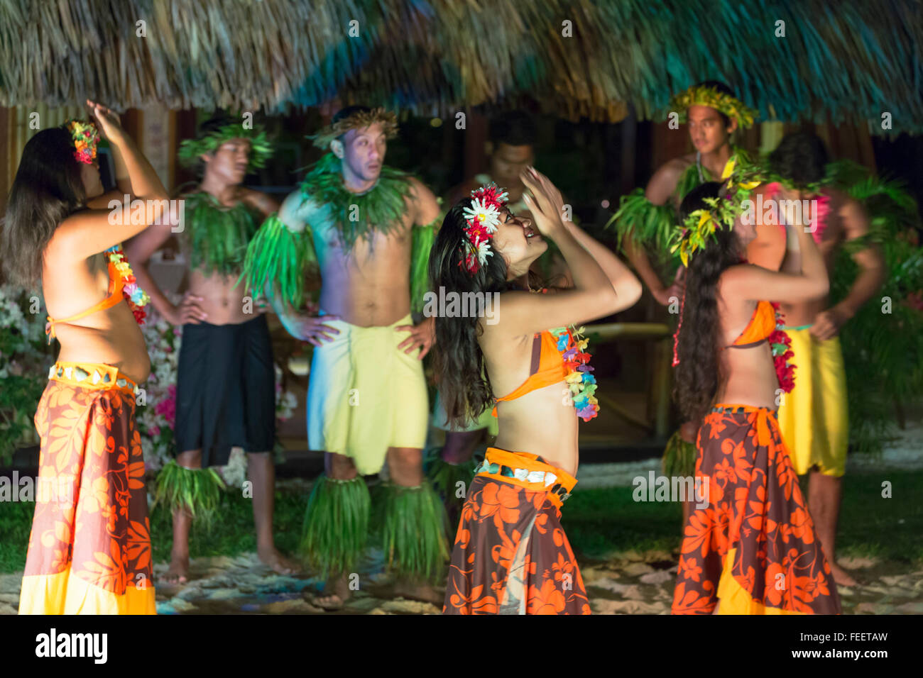 Tahitian Tänzerinnen im Intercontinental Bora Bora Le Moana Resort Bora Bora, Gesellschaftsinseln, Französisch-Polynesien Stockfoto