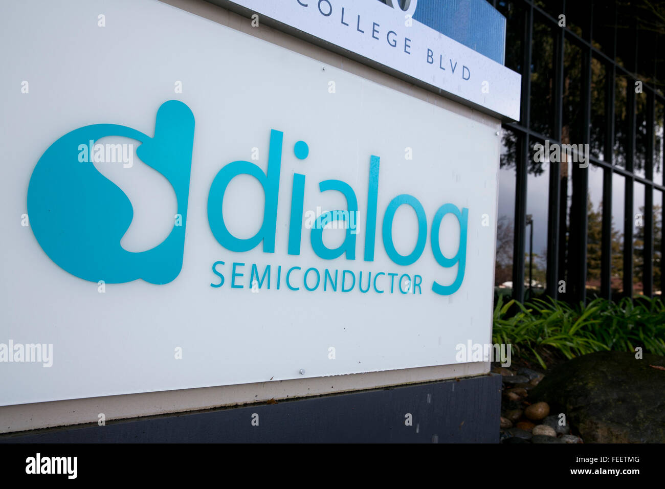 Ein Logo Zeichen außerhalb einer Einrichtung von Dialog Semiconductor in Santa Clara, Kalifornien am 23. Januar 2016 besetzt. Stockfoto