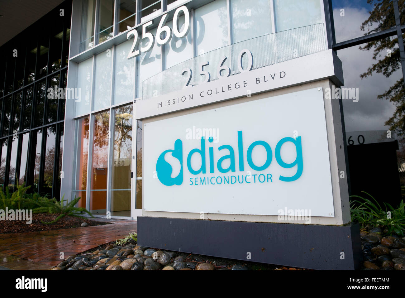 Ein Logo Zeichen außerhalb einer Einrichtung von Dialog Semiconductor in Santa Clara, Kalifornien am 23. Januar 2016 besetzt. Stockfoto