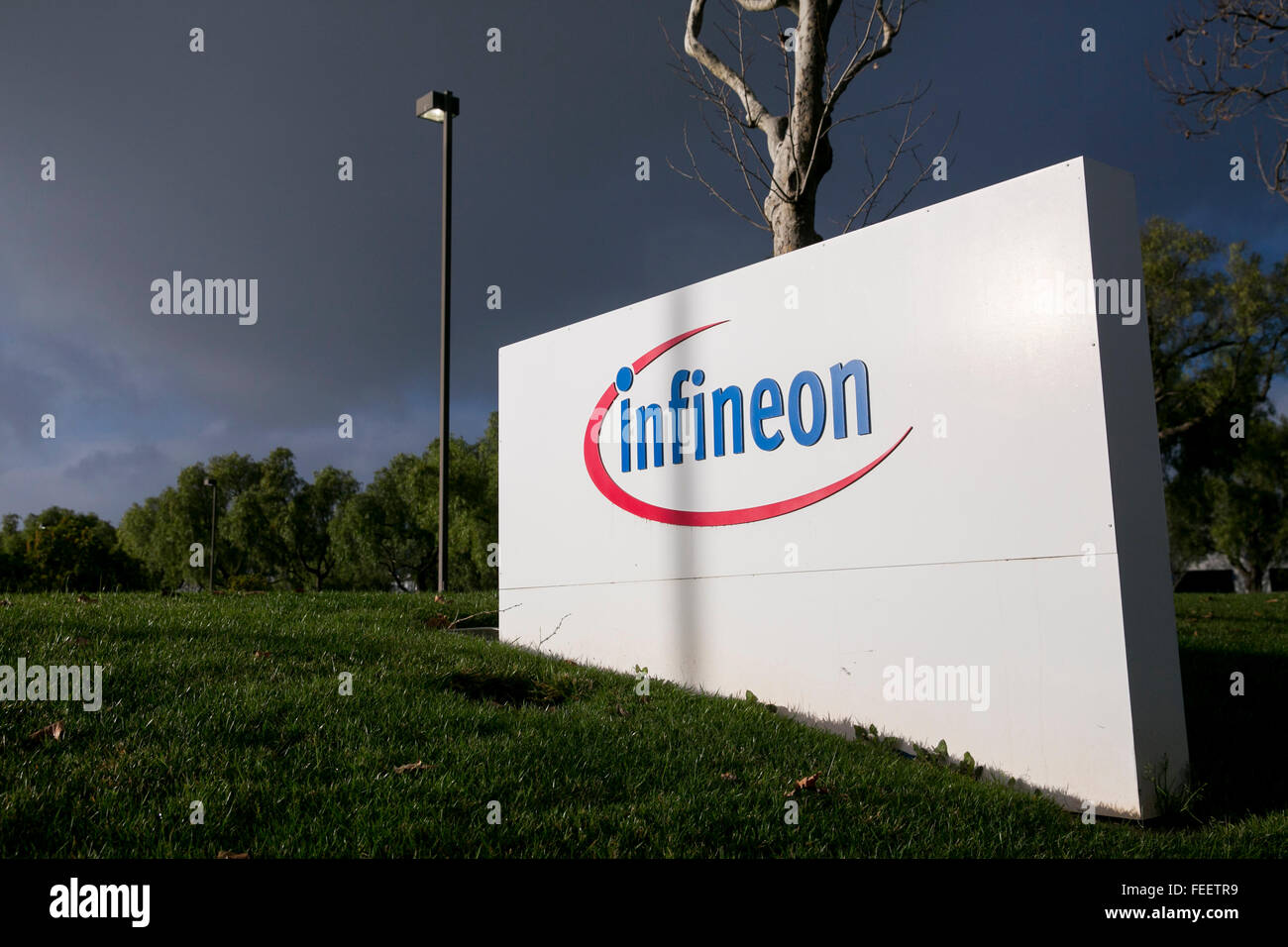 Ein Logo Zeichen außerhalb einer Einrichtung von Infineon Technologies in Morgan Hill, Kalifornien am 23. Januar 2016 besetzt. Stockfoto
