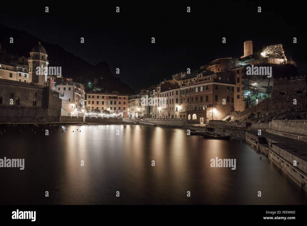 Vernazza Fischer Dorf Nacht Photograpy. Hafen, Meeresbucht, Kirche und Häuser. Cinque Terre, Cinque Terre, Ligurien Italien Europa. Stockfoto