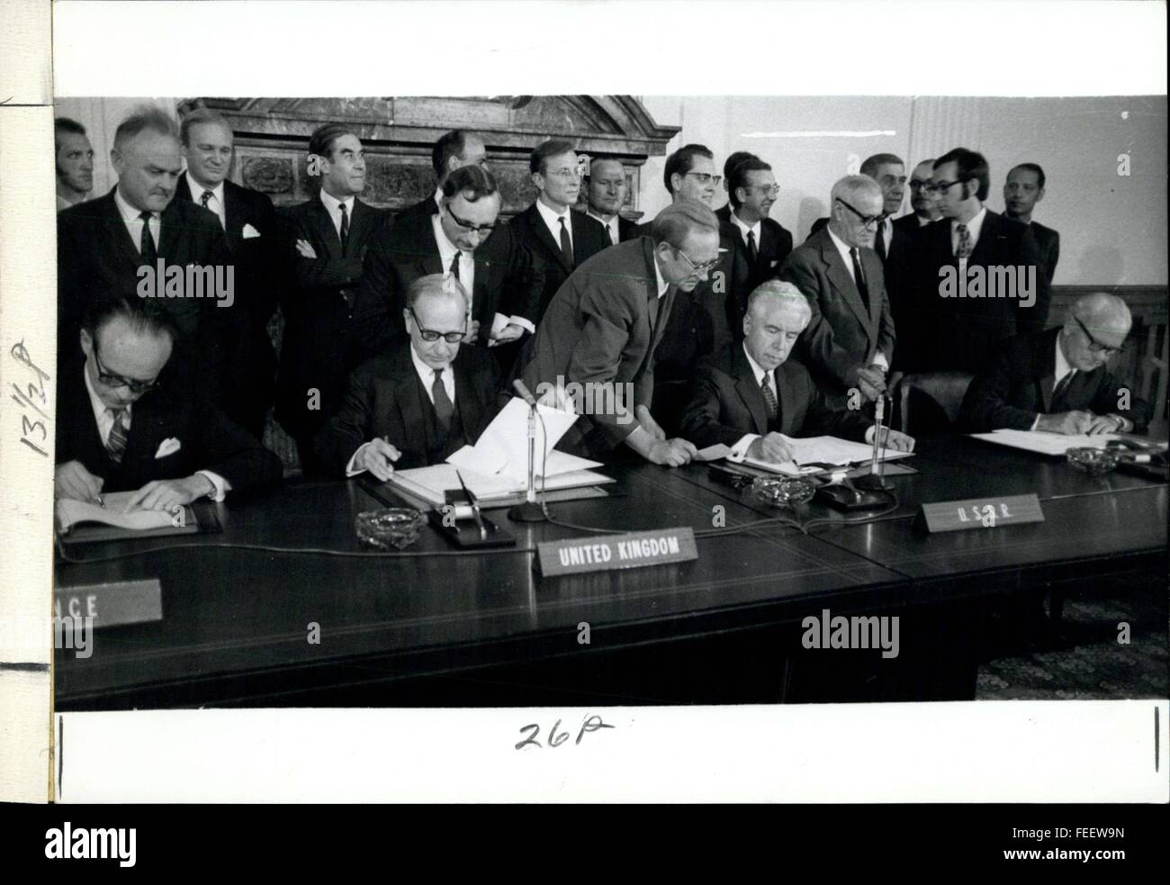 1983 - Unterschrift des Berlin-Papers - nachdem es eine lange Zeit der Gespräche zwischen der Representartive von der United States of America, Greeat Großbritannien, Frankreich und die UdSSR schließlich am 3. September dauerte legen die Signatur der Berlin-Papiere an die ehemaligen Kontrollrat in Berlin. Diese Vereinbarung legt Wert auf bessere Bedingungen für den Berlin-Verkehr und erkennen die Vereinigung von West-Berlin an die Bundesrepublik wird. Des weiteren zeichnet eine allgemeine Kolonisation, die Menschen des West-Berliner besuchen können Ost-Berliner und auch Eintrag Ionto der DDR. Nach der Unterzeichnung des Berliner Stockfoto