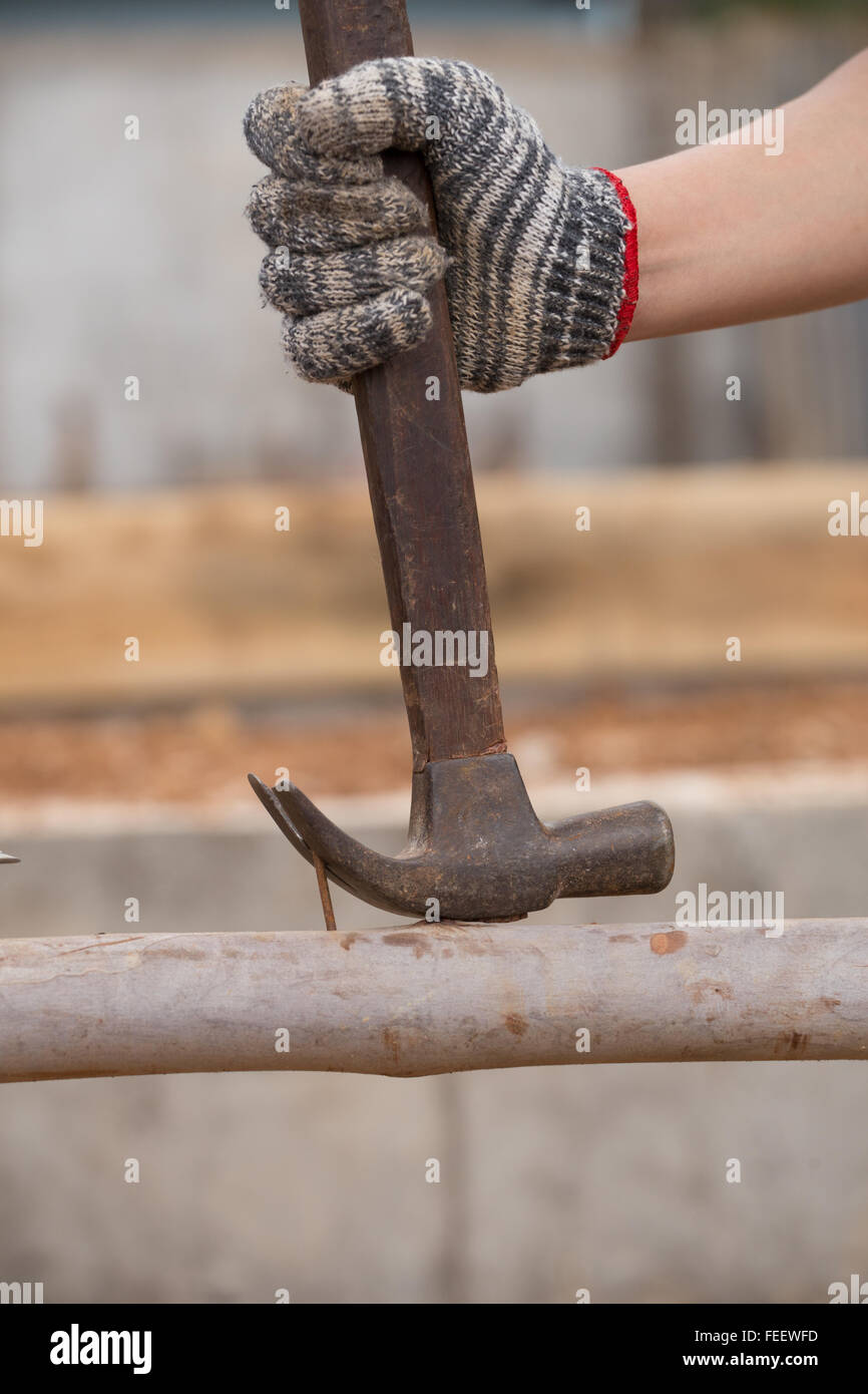 Hammer einen Nagel aus Holz auf Baustelle ziehen Stockfoto