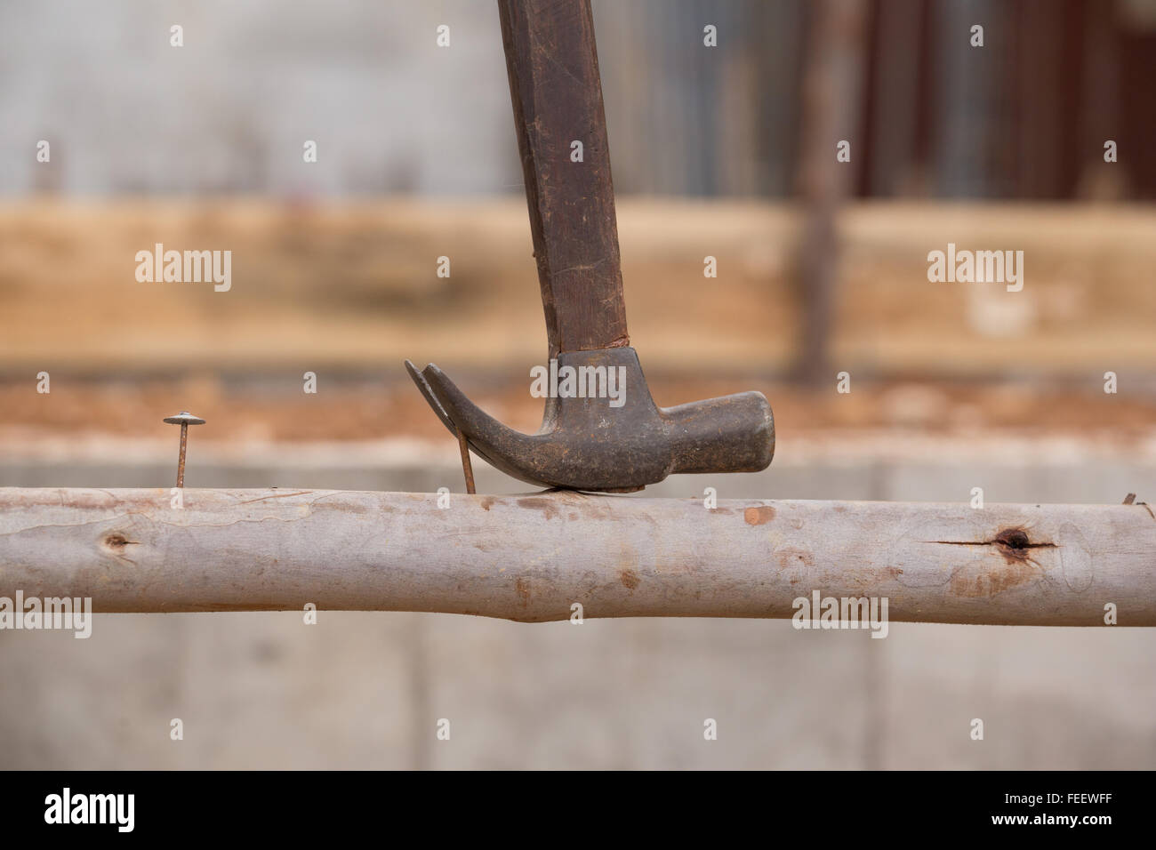 Hammer einen Nagel aus Holz auf Baustelle ziehen Stockfoto