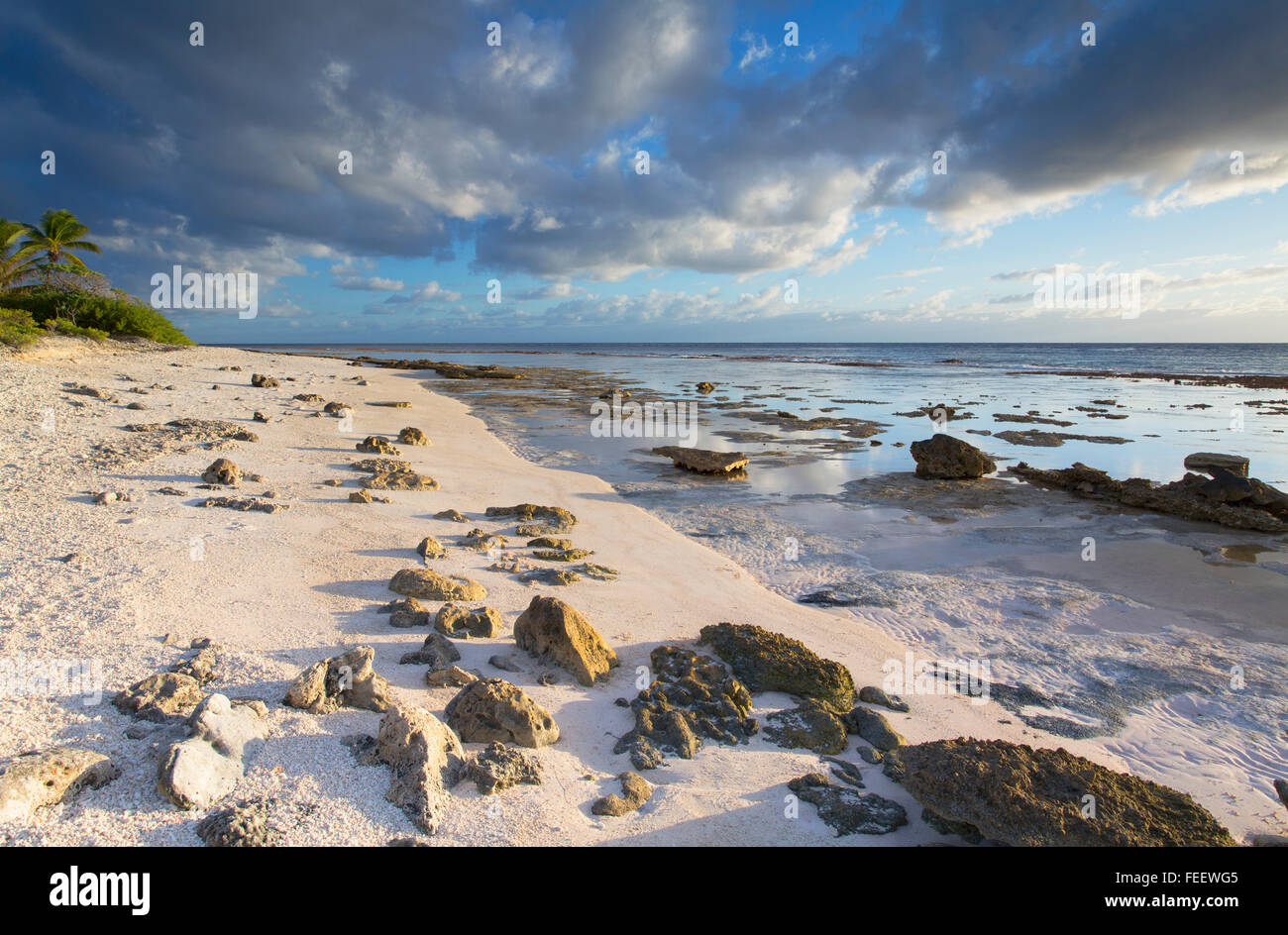 Strand bei Sonnenaufgang, Fakarava, Tuamotu-Inseln, Französisch-Polynesien Stockfoto