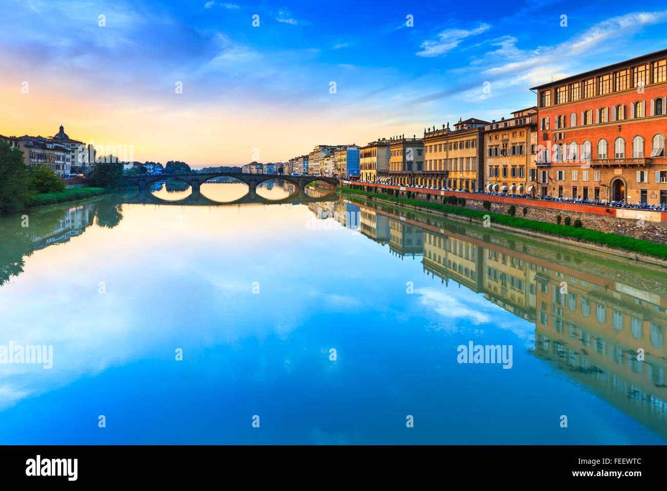 Florenz, Ponte Alla Carraia mittelalterliche Brücke Wahrzeichen am Fluss Arno, Sonnenuntergang Landschaft mit Reflexion. Es ist das zweite älteste b Stockfoto