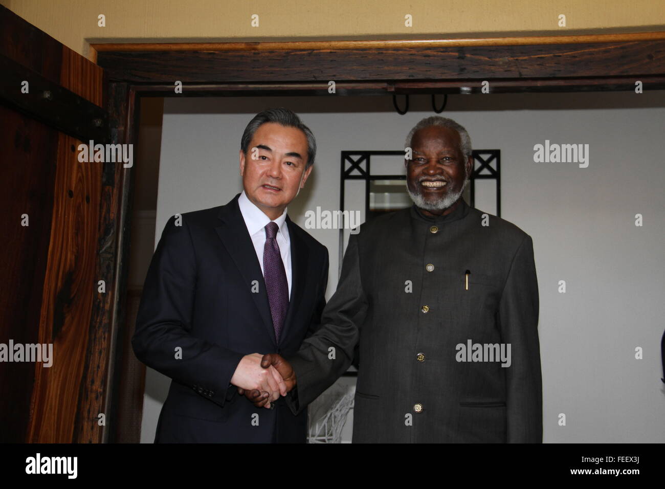 Windhoek. 5. Februar 2016. Namibias Former President Sam Nujoma (R) trifft sich mit chinesischen Außenminister Wang Yi in Windhoek 5. Februar 2016. © Wu Changwei/Xinhua/Alamy Live-Nachrichten Stockfoto