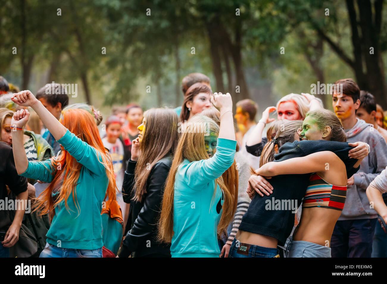 Gomel, Weißrussland - 12. September 2015: Junge Leute Spaß haben und tanzen zusammen auf Holi-Farbe-Festival im park Stockfoto