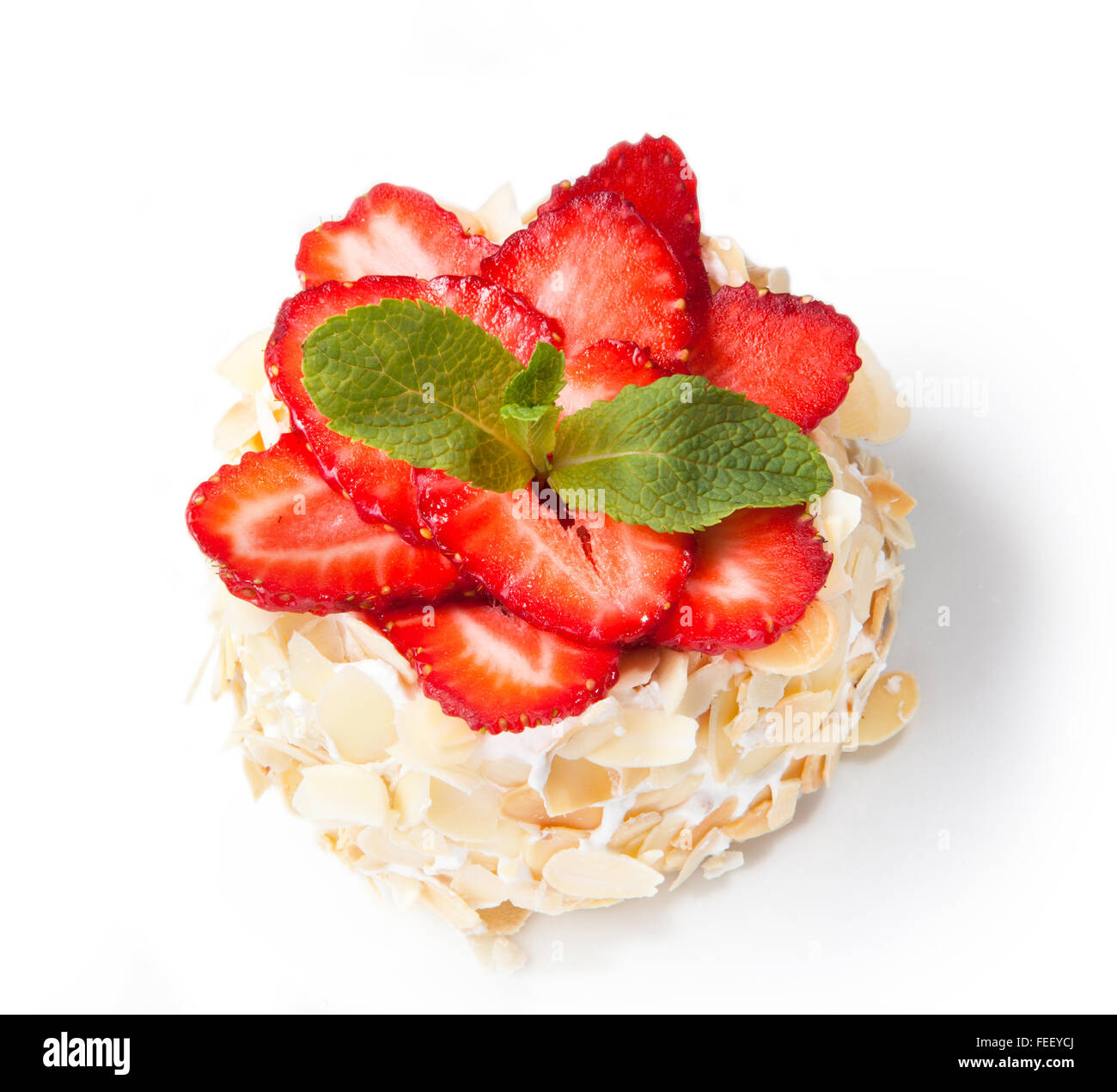Erdbeer-Käsekuchen mit Mandeln und frischen Beeren isoliert auf weißem Hintergrund. Stockfoto