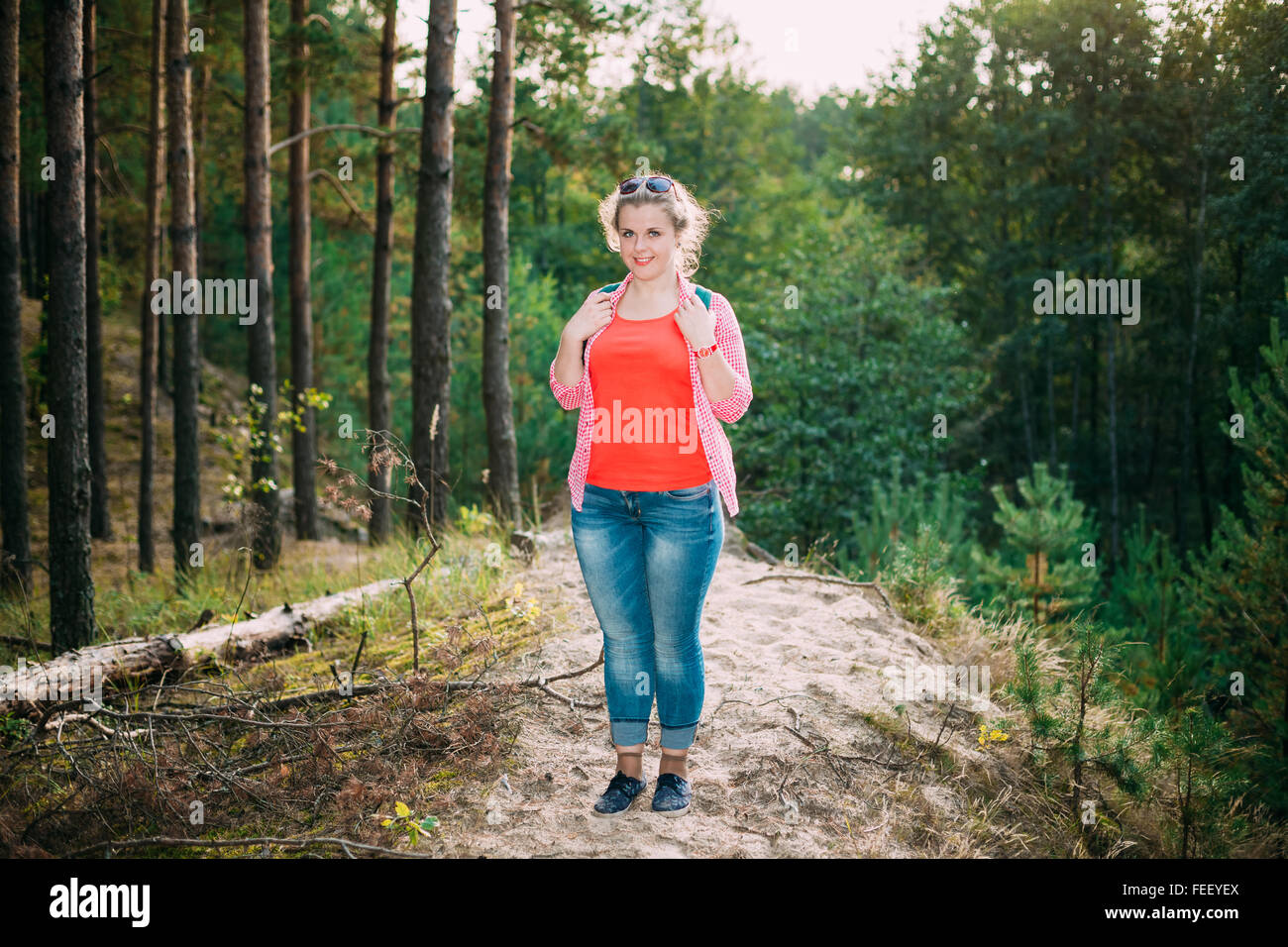 Plus Size junge Frau im Shirt posiert im Sommer Wald am Wald Hintergrund schön Stockfoto
