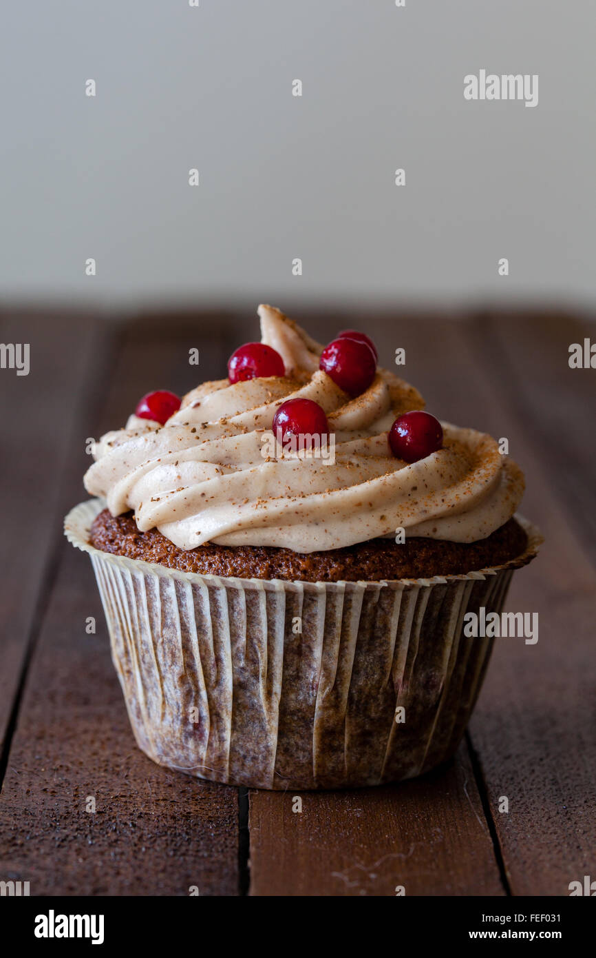 Cupcake mit roten Beeren zurückhaltend Stockfoto