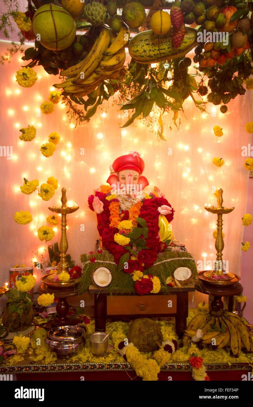 Goan matoli, dekorativen Vordach, in denen frische Früchte und Blumen zusammen mit dem Idol von ganesha verehrt werden Stockfoto