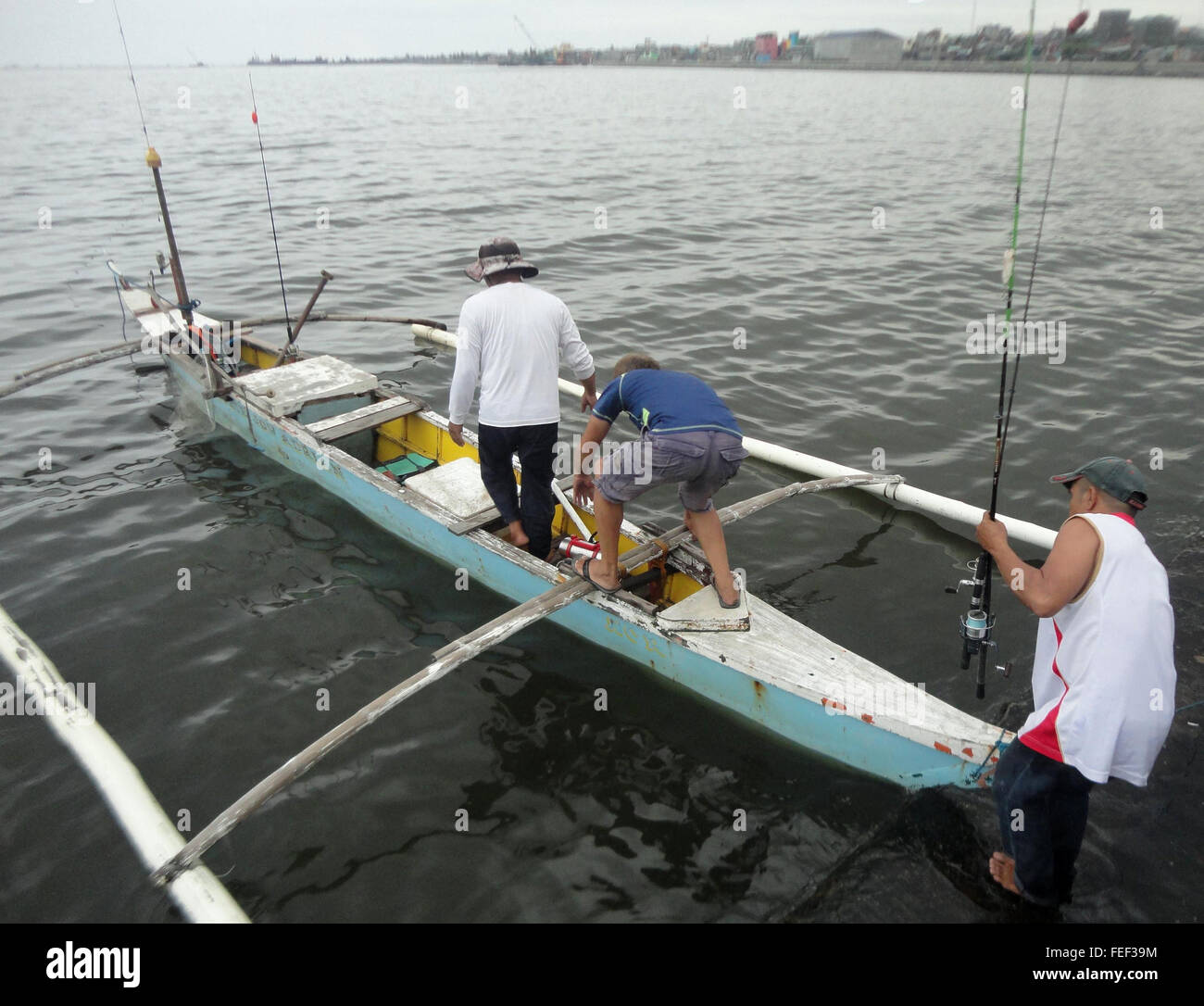 Philippinische Fischer begeben Sie sich für die Gewässer der Bucht von Manila. Nach der Bureau of Fisheries and Aquatic Resources (BFAR) könnte das vorherrschende El Nino-Phänomen mindestens 100.000 Fischer des Landes infolge des Rückgangs der Fischproduktion in Binnengewässern und Küstengemeinden beeinflussen. Die Wassertemperatur steigt in den Pazifik und westlichen Pazifik Seite des Landes, der führt zum Rückgang der Primärproduktion und führt zu einem Rückgang der Fisch fangen. (Foto von Richard James M. Mendoza / Pacific Press) Stockfoto