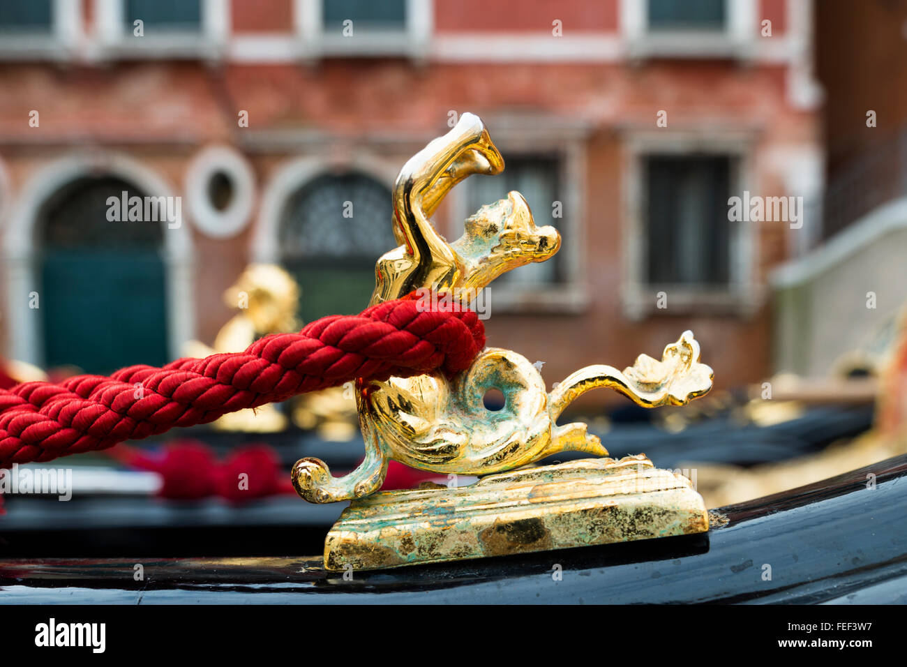 Meerjungfrau Figur in einer Gondel in Venedig, Italien Stockfoto