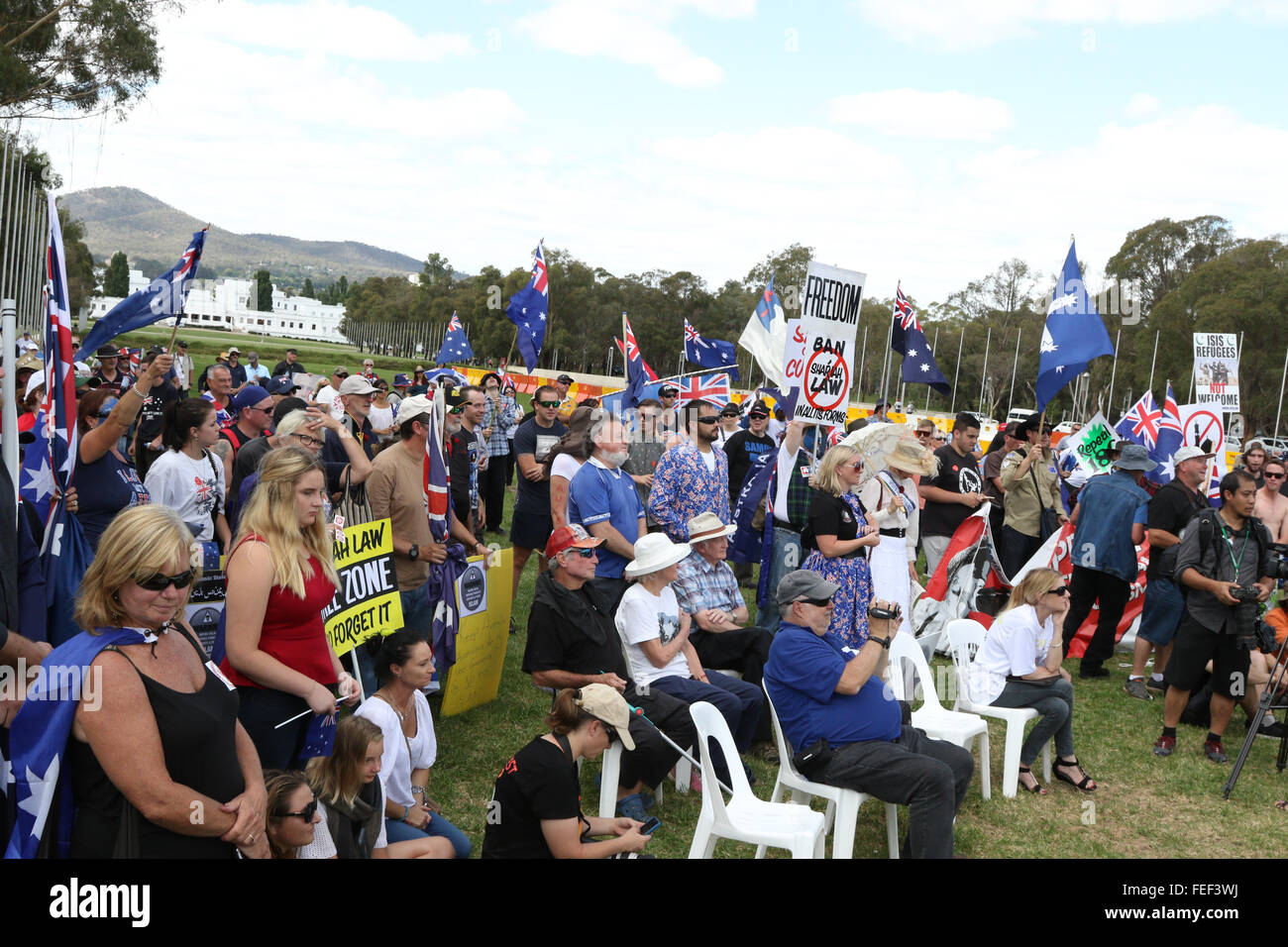 Canberra, Australien. 6. Februar 2016. Im Bild: Demonstranten hören Sie die Lautsprecher außerhalb der Australian Parliament House in Canberra eine Kundgebung in der Hauptstadt Canberra im Rahmen des internationalen Tages der Proteste durch die PEGIDA-Bewegung stattfand gegen die Islamisierung der westlichen Welt ist.  Als sie sahen, wie klein der Zähler Protest war, gab es viel Jubel. Bildnachweis: Richard Milnes/Alamy Live-Nachrichten Stockfoto