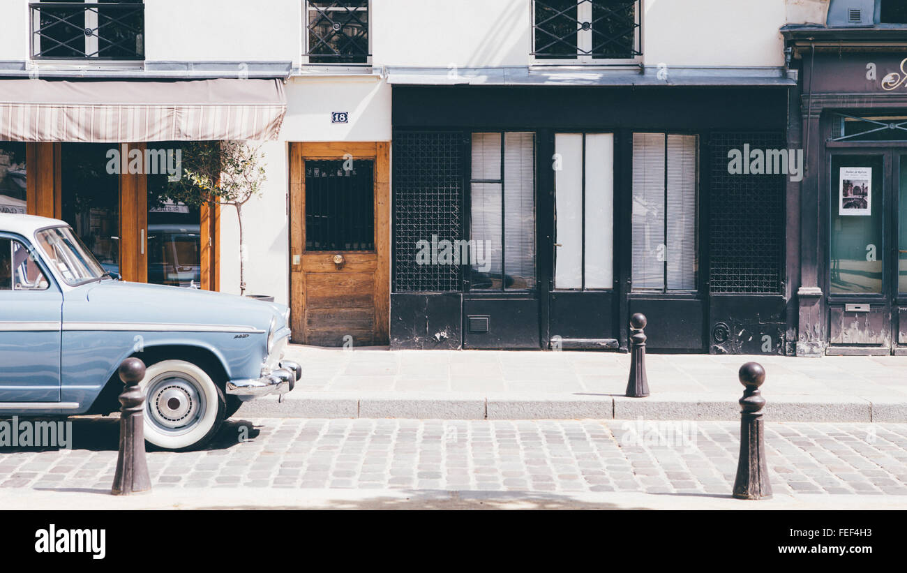 Altes Auto in Paris Straße Stockfoto