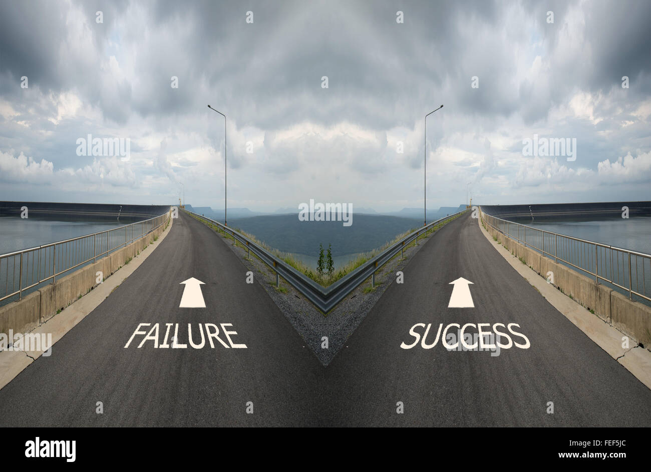 Konzept der Wahl mit Kreuzung Spliting in zweierlei Hinsicht, Erfolg oder Misserfolg Straße wählen den richtigen Weg Stockfoto
