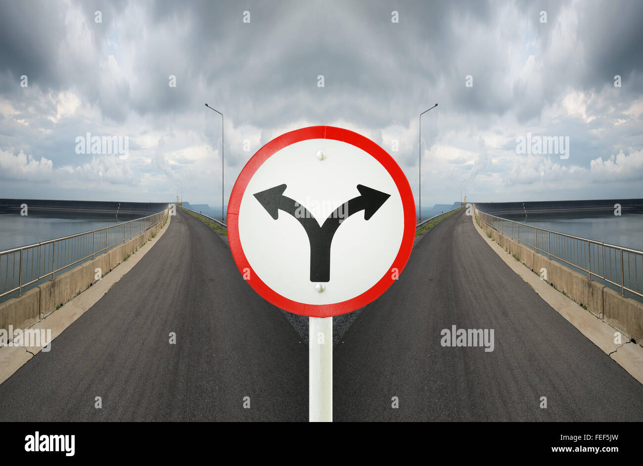 Gabel Kreuzung Verkehrszeichen mit Kreuzung Spliting in zwei-Wege Stockfoto