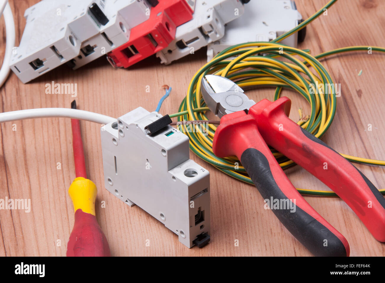 Elektrogeräte und Zubehör bei Kabeln und Sicherungen instalation Stockfoto