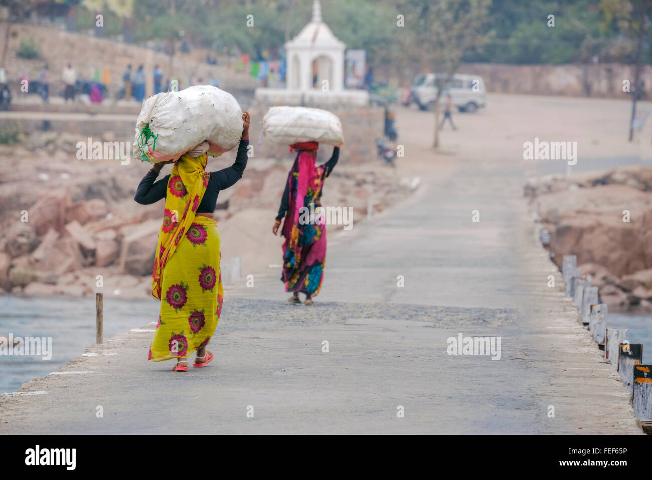 Indische Frauen in Saris in Orchha, Madhya Pradesh, Indien, Südasien Stockfoto