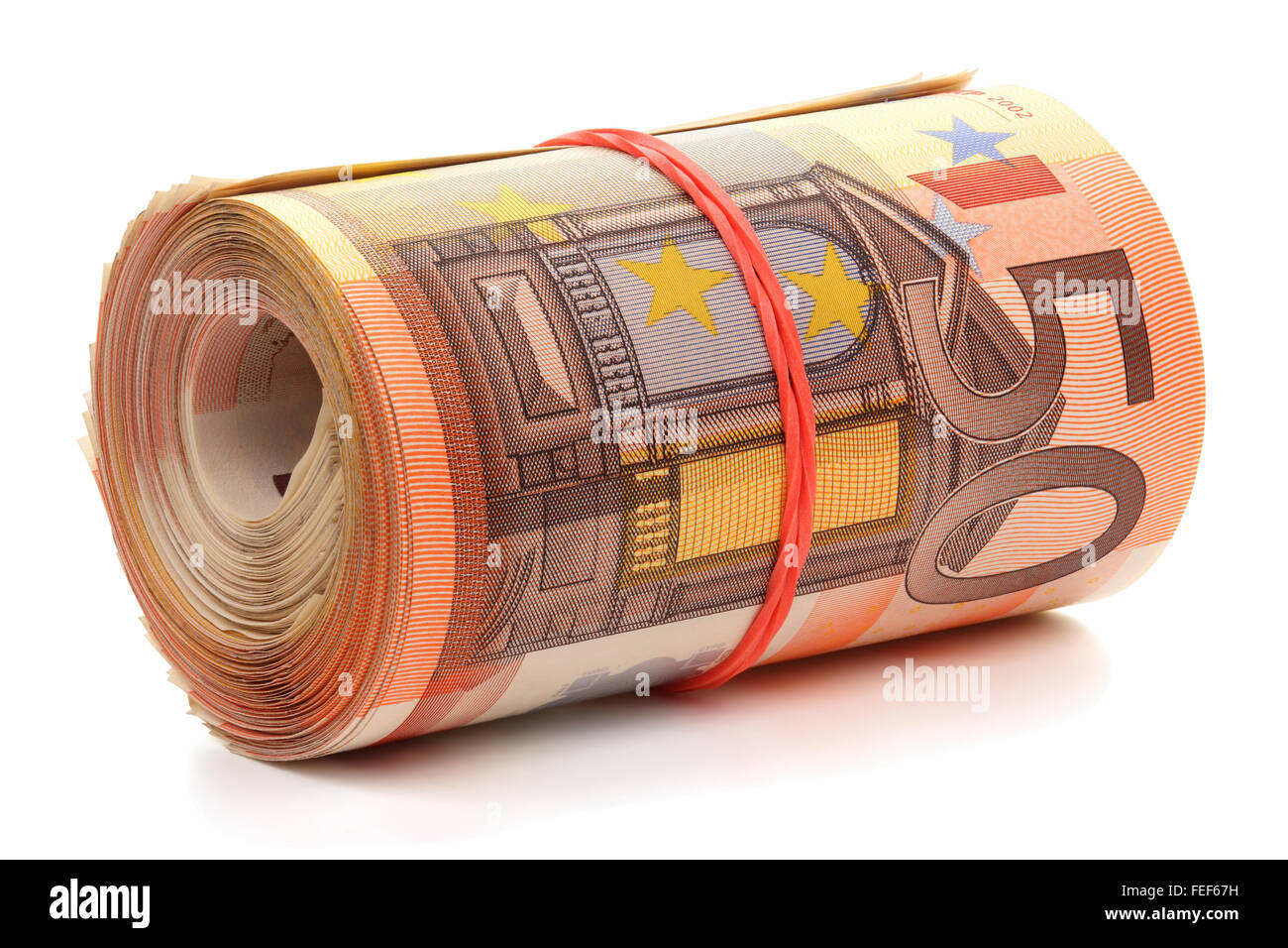 Rolle von fünfzig Euro-Banknoten mit einem Gummiband, isoliert auf weißem Hintergrund, Schneidepfad enthalten. Volle Konzentration. Stockfoto