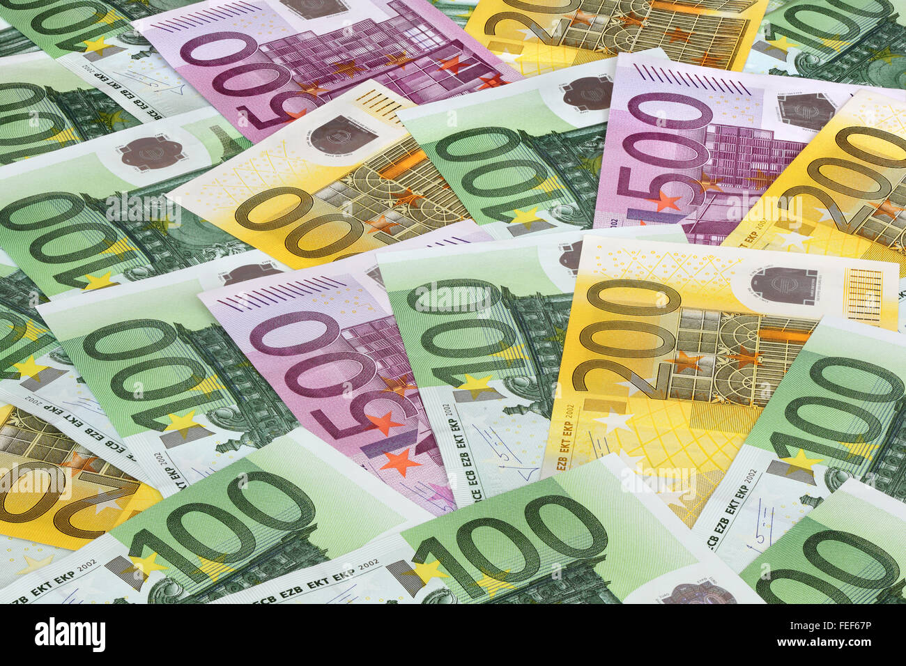 Hintergrund von vielen hundert, zwei hundert und fünf hundert Euro-Banknoten hergestellt. Volle Konzentration. Stockfoto