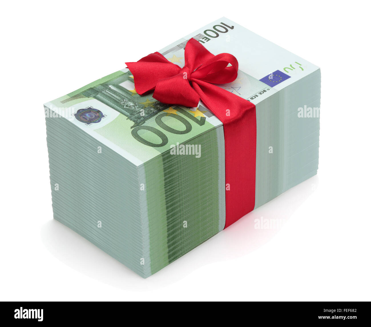 Haufen von hundert Euro-Banknoten mit rotem Band und Bogen, isoliert auf weißem Hintergrund, Clipping-Pfad enthalten. Stockfoto