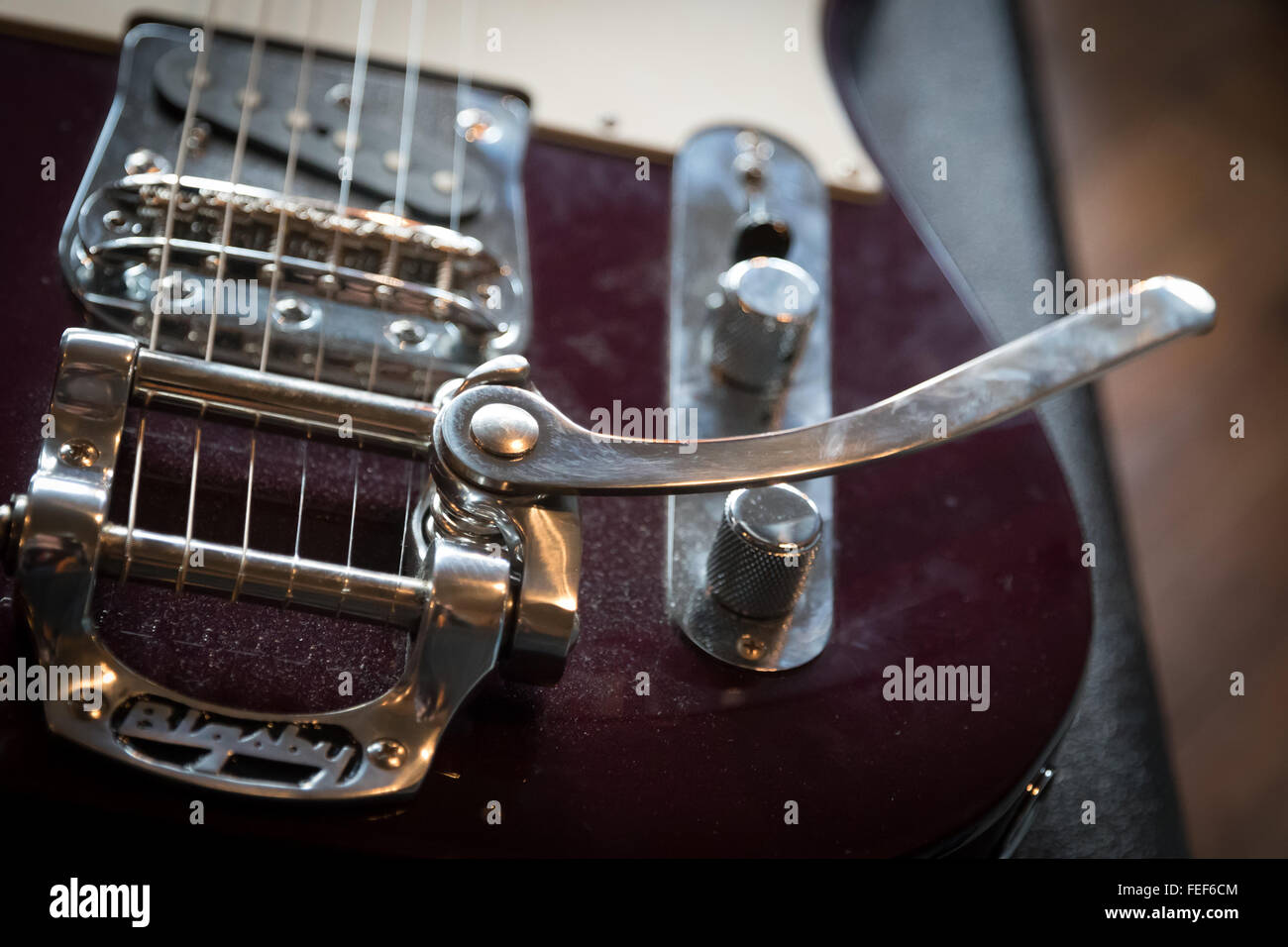 Ein Bigsby-Arm auf einer Fender Telecaster-Gitarre Stockfoto