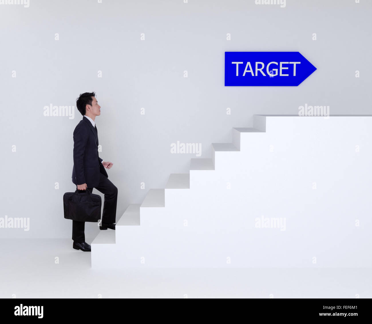 Business-Mann verstärkt auf Treppe auf Business-Ziel Stockfoto