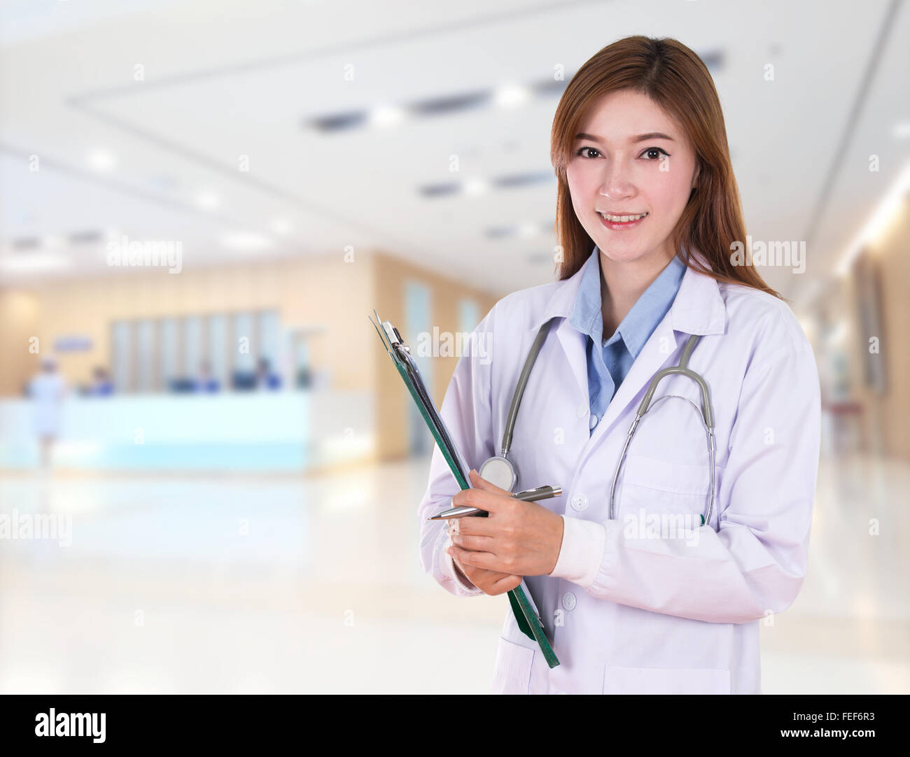 Ärztin mit medizinischen Bericht im Krankenhaus Stockfoto