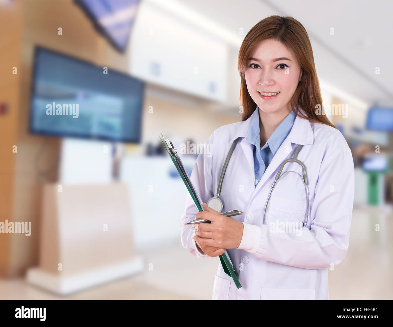 Ärztin mit medizinischen Bericht im Krankenhaus Stockfoto