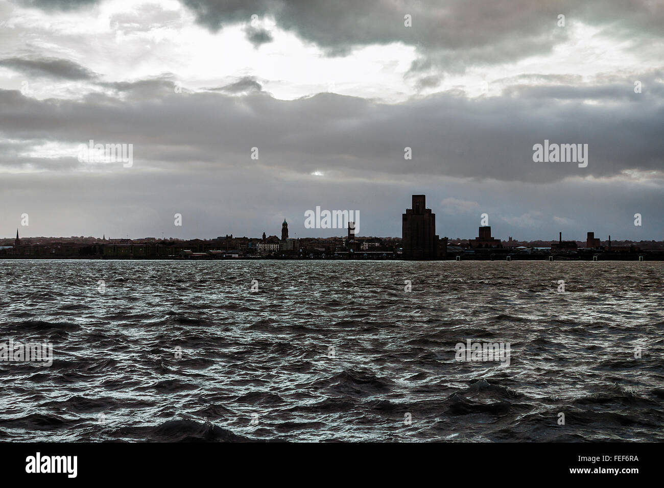Fluß Mersey Winter rau Wasser Liverpool Lancashire Blick auf Birkenhead Stockfoto