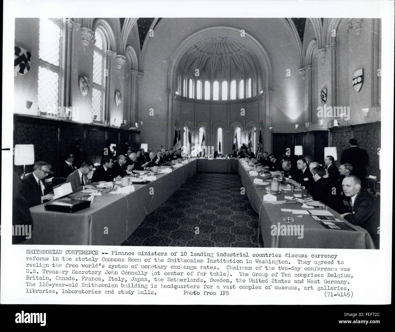 1971 - Smithsonian Konferenz - Finanzminister der 10 führenden Industrieländer diskutieren Währungsreformen im stattlichen Commons Raum der Smithsonian Institution in Washington. Sie kamen überein, die freie Welt System der Wechselkurse neu auszurichten. Vorsitzender der zweitägigen Konferenz war US-Finanzminister John Connally (in der Mitte des äußersten Tabelle). Die Gruppe der zehn umfasst Belgien, Großbritannien, Kanada, Frankreich, Italien, Japan, den Niederlanden, Schweden, USA und Westdeutschland. 116-j hrige Smithsonian Gebäude ist Sitz für einen riesigen Komplex von Museen, Kunstgalerien, lib Stockfoto