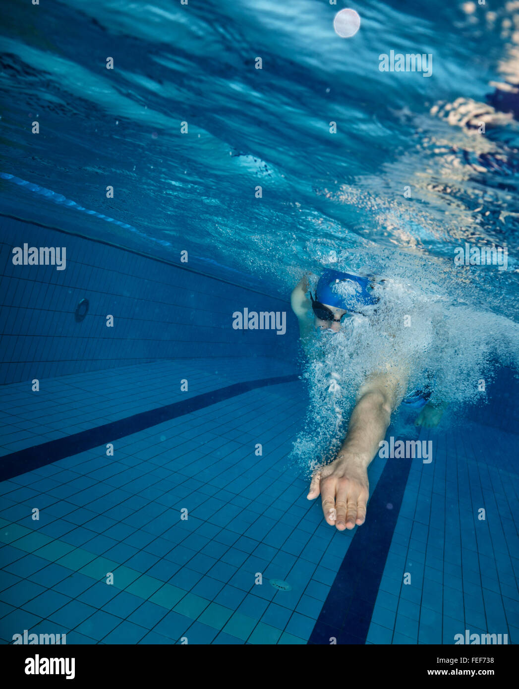 Junger Mann, Schwimmen im pool Stockfoto