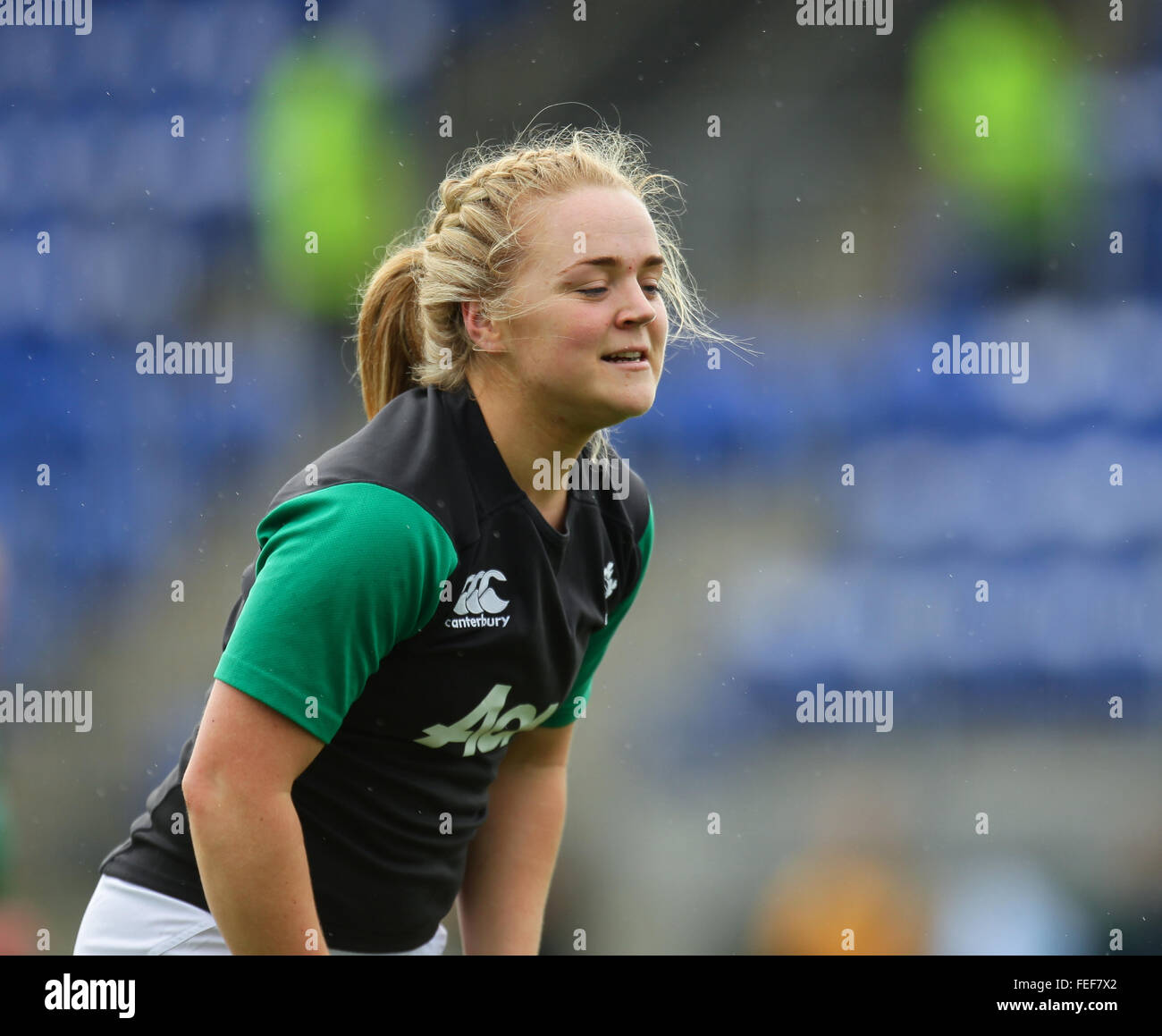 Donnybrook Stadion, Dublin, Irland. 6. Februar 2016. RBS Womens Six Nations. Irland gegen Wales. Cliodhna Moloney von Irland beim Aufwärmen. Bildnachweis: Aktion Plus Sport/Alamy Live-Nachrichten Stockfoto