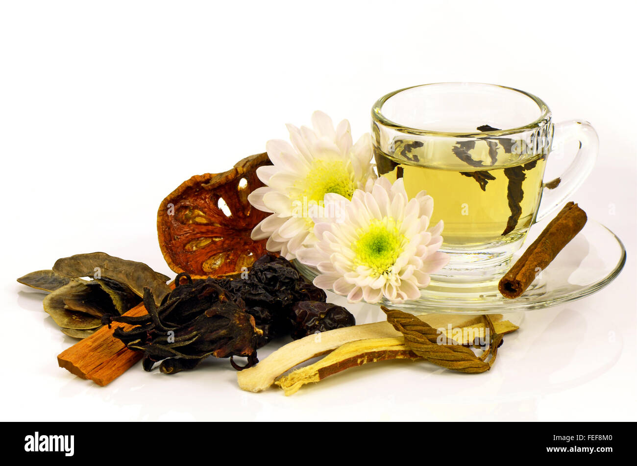 Chinesischer Tee mit chinesischen Kräutermedizin auf weißem Hintergrund. Stockfoto