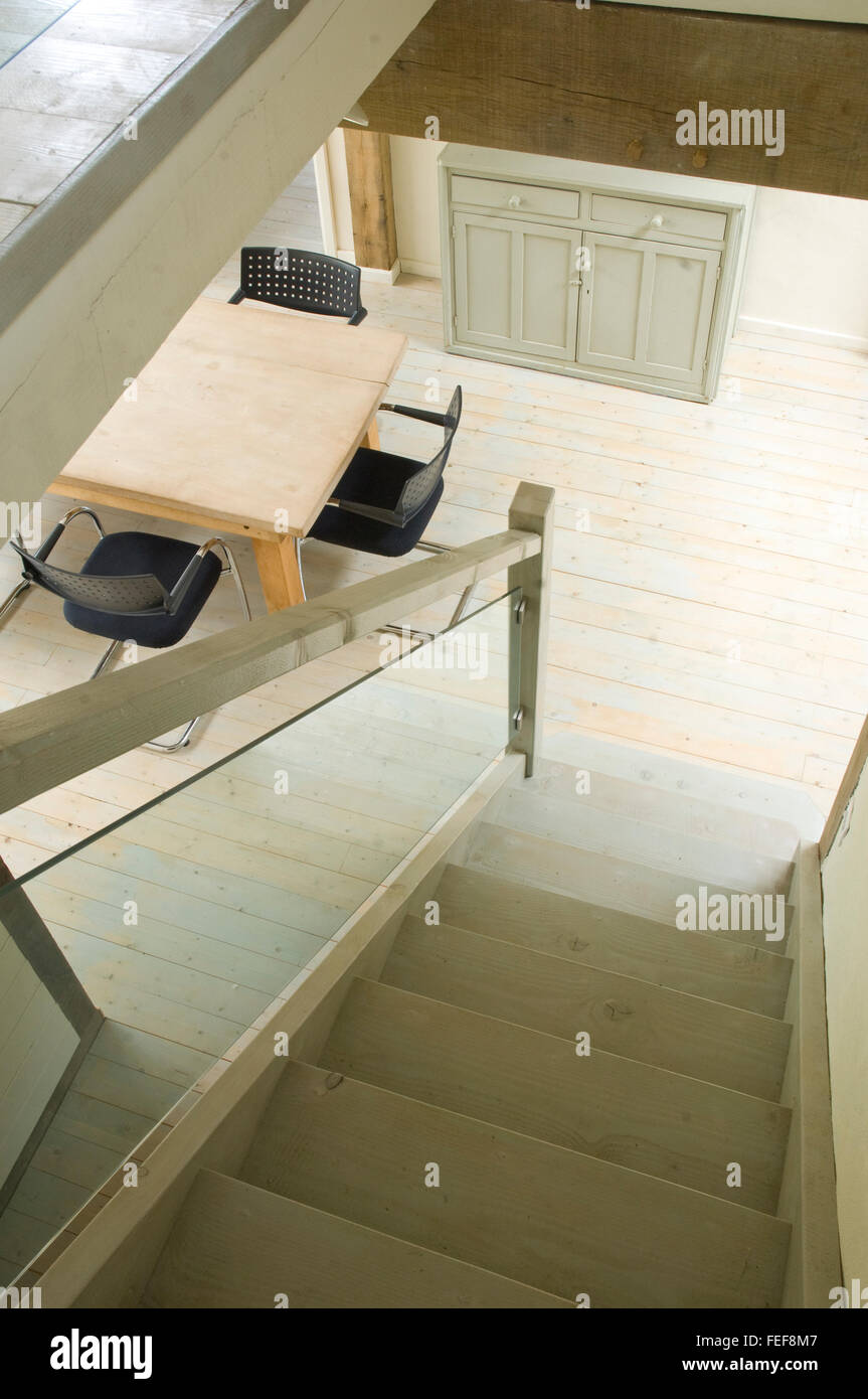 Im Erdgeschoss, hölzerne Treppe mit Geländer Glas, Holz lackiert Boden. Stockfoto