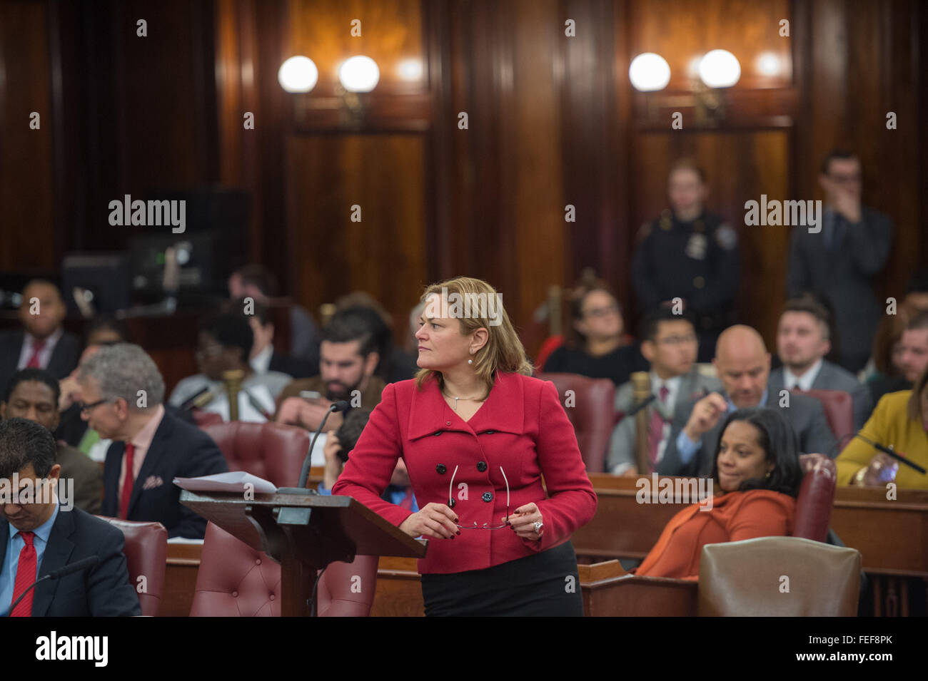 5. Februar 2016 - New York, NY, USA - New York City Rat Lautsprecher MELISSA MARK-VIVERITO mit Stadtratmitglieder Abstimmung über Gesetzesreformen während einer Sitzung im City Council Chambers, Freitag, 5. Februar 2016. (Kredit-Bild: © Bryan Smith über ZUMA Draht) Stockfoto