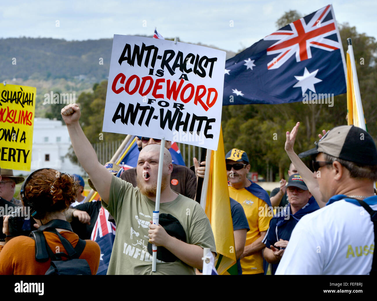 Canberra, Australien. 6. Februar 2016. Eine australische Demonstrant hält einen Banner "Anti-Rassist ist ein Codewort für Anti-weiße" bei einer Kundgebung in Canberra, Australien, 6. Februar 2016. Sechs konservative Gruppen gesammelt in der australischen Hauptstadt zur Unterstützung der Pegida und der islamfeindlichen Anti-Ausländer Bewegung, begann in Deutschland und in andere Länder verbreitet hat. Rund 400 Demonstranten marschierte auf das Parlamentsgebäude in Canberra. Foto: Subel Bhandari/Dpa/Alamy Live News Stockfoto