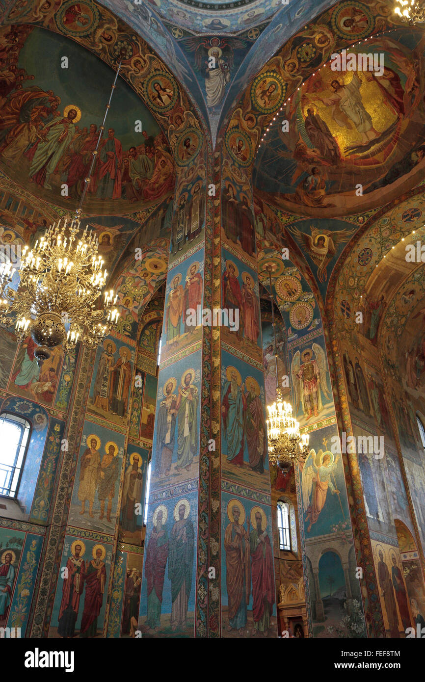 Blick hinauf an den bemalten Säulen, Wände & Decke im Inneren der Kirche des Erlösers auf Auferstehungskirche, St. Petersburg, Russland. Stockfoto