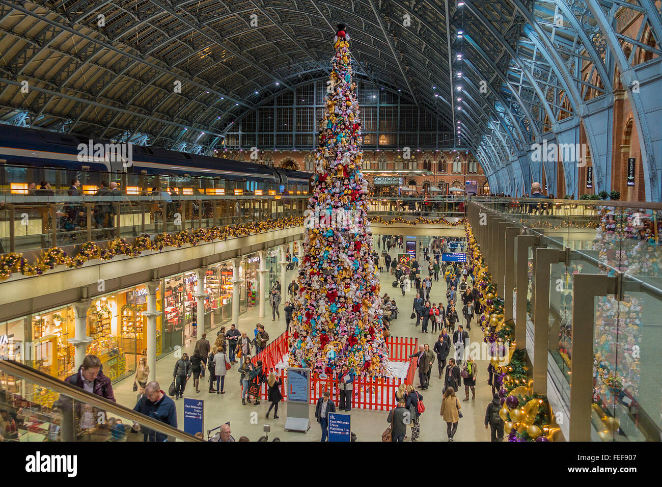 St Pancras Station London UK Disney Weihnachten Weihnachtsbaum Stockfoto